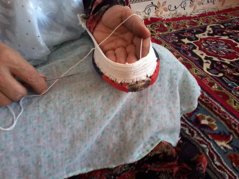 تجلی اقتصاد مقاومتی با تولید گیوه در پاوه تجلی اقتصاد مقاومتی با تولید گیوه در پاوه