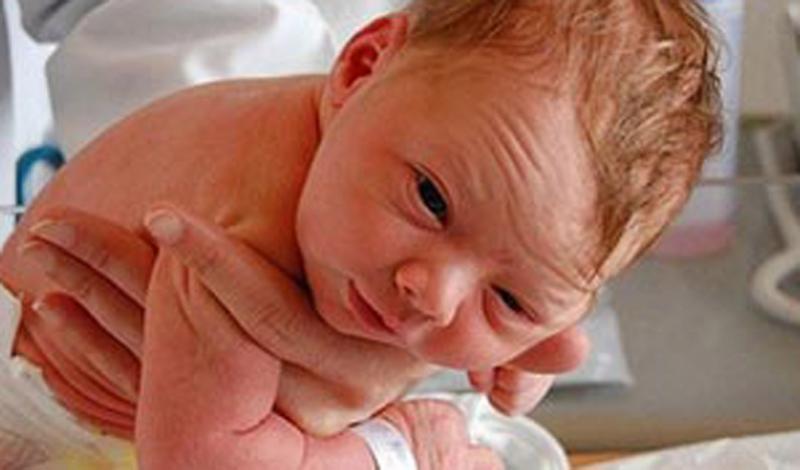 وقتی که بیمارستان پاوه زن باردار را‏ پذیرش نمی کند و نوزاد در راهرو منزل متولد می شود