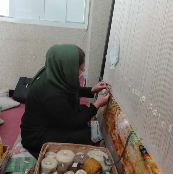 هنر دست بانوان شهرستان پاوه با تابلو فرش در تجلی اقتصاد مقاومتی هنر دست بانوان شهرستان پاوه با تابلو فرش در تجلی اقتصاد مقاومتی
