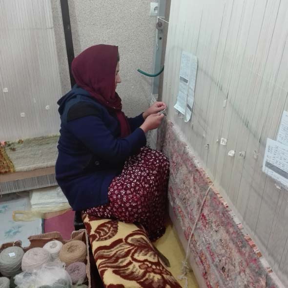 هنر دست بانوان شهرستان پاوه با تابلو فرش در تجلی اقتصاد مقاومتی