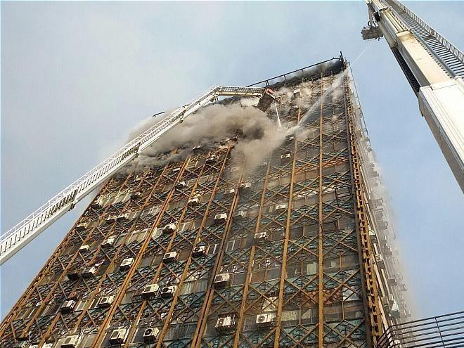 داستان عجیب آتش نشان سنقری که با پریدن از طبقه یازدهم پلاسکو به داخل بالابر امداد زنده ماند / از مهار آتش طبقه دهم تا فروریختن + تصاویر