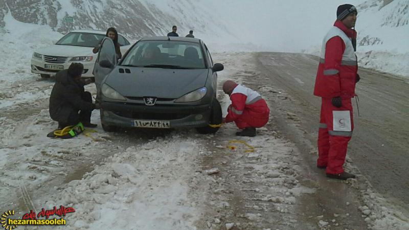 امداد رسانی هلال احمر پاوه به بیش از 100 خودرو گرفتار در برف