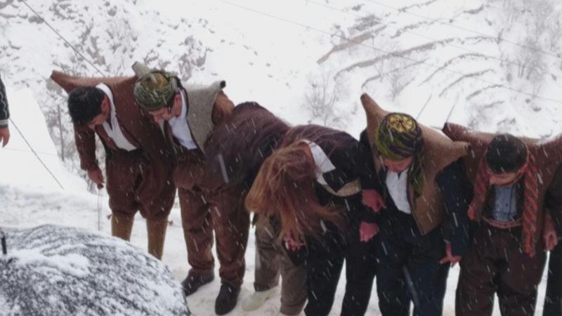 گزارش تصویری از مراسم پیرشالیار زیر بارش برف/حضور عکاسان و گردشگران با وجود هوای برفی و برودت اورامان