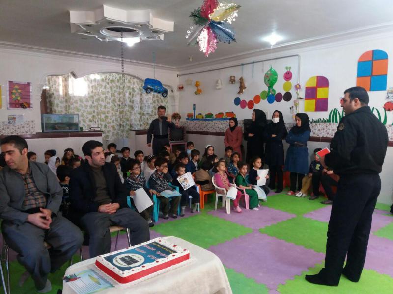 برگزاری مراسمی نمادین تحت عنوان پیشگیری از حوادث ترافیکی وتصادفات برای نونهالان پاوه برگزاری مراسمی نمادین تحت عنوان پیشگیری از حوادث ترافیکی وتصادفات برای نونهالان پاوه