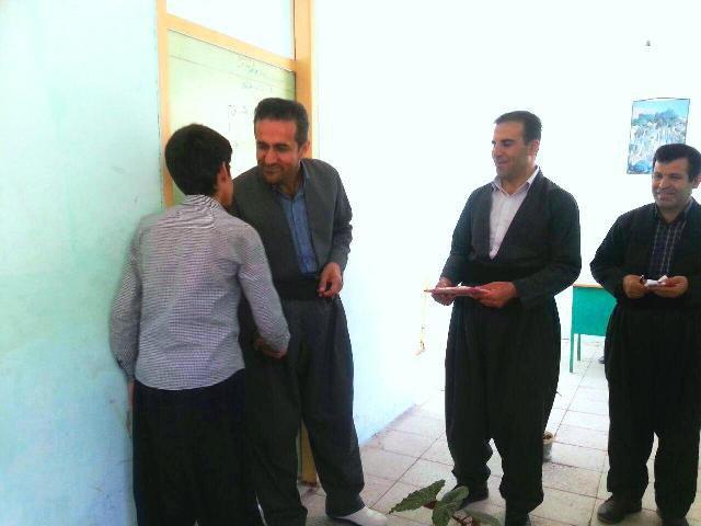 تقدیرمدیرآموزش وپرورش پاوه از دانش آموز مبتکر گلالی تقدیرمدیرآموزش وپرورش پاوه از دانش آموز مبتکر گلالی