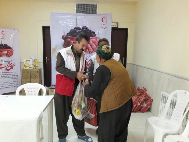 توزیع ۹۰ سبدکالا بین نیازمندان طی طرح همای رحمت در شهرستان پاوه