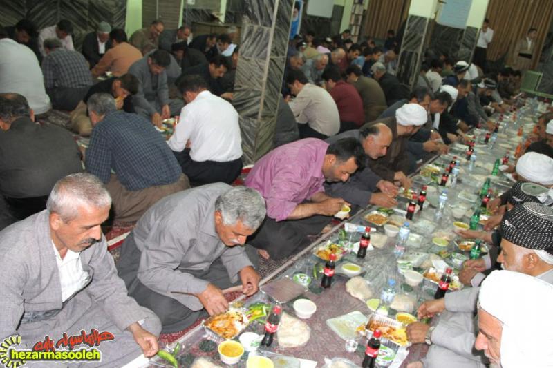 برپایی سفره افطار براي اقشار مختلف مردم در مسجد قباي پاوه+تصاوير