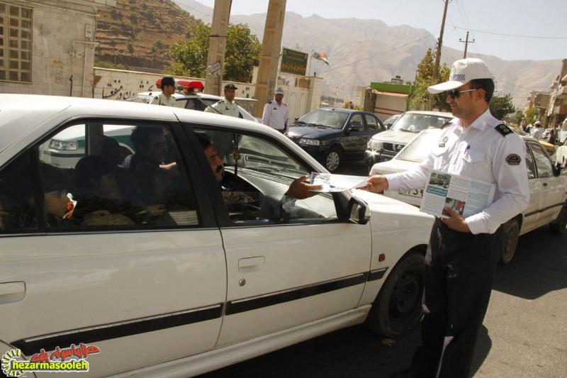 توزیع بروشورهای فرهنگ ترافيك و پیشگیری از حوادث ترافیکی در شهرستان پاوه+تصاوير