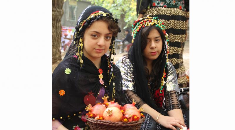 گزارش تصویری از آئين شكرگزاري انار در روستای خانقاه شهرستان پاوه