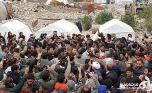 حضور رهبر انقلاب در جمع مردم روستای زلزله زده کوئیک