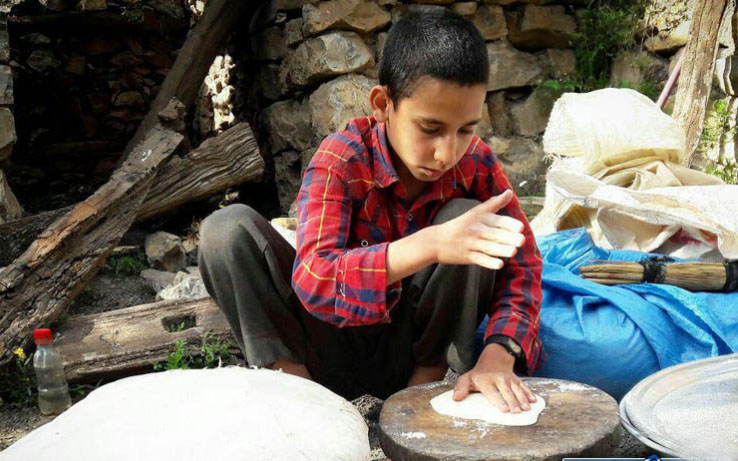 زندگي پسر نوجواني در روستاي شركان، كه خود نان مي پزد/وقتی یک نوجوان هم می تواند «مرد زندگی» باشد