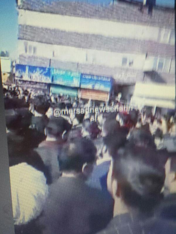 شعار مرگ بر "آزادی" جمعی از سپرده گذاران موسسات مالی غیر مجاز در کرمانشاه 