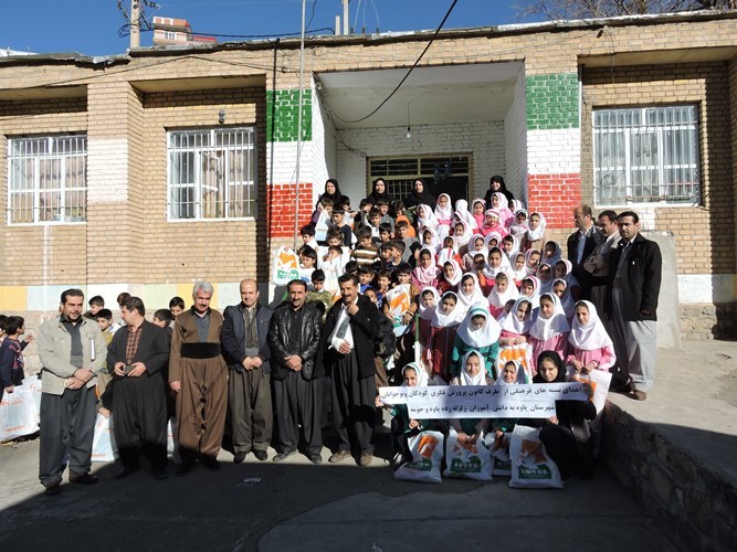 اهداء 600 بسته فرهنگی کانون پرورشی فکری به دانش آموزان شهرستان پاوه
