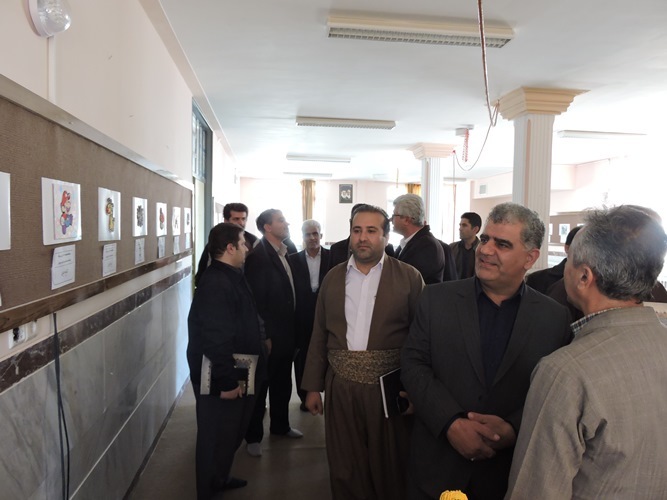 بازدید فرماندار و اعضای شورای آموزش و پرورش شهرستان پاوه از نمایشگاه دست سازه های دانش آموزان