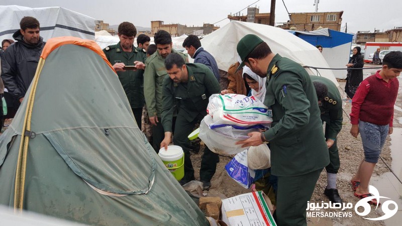 باز هم سپاه در سرپلذهاب به میدان آمد/ امدادرسانی به زلزله زده گان چادرنشین گرفتار در آب