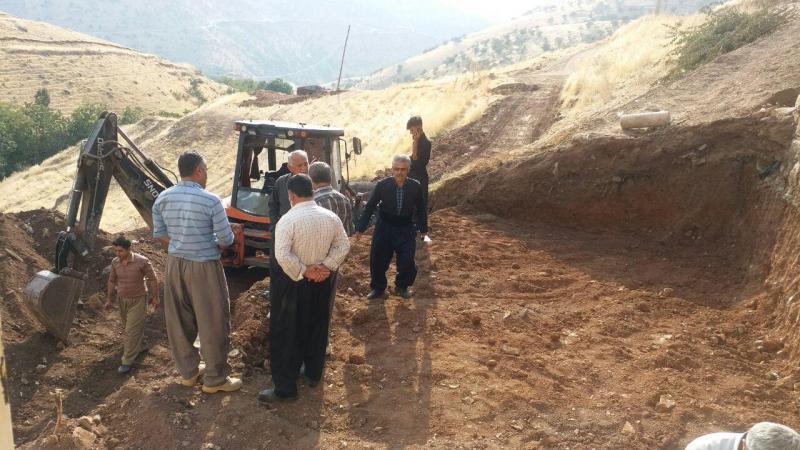 خاکبرداری زمین اهدایی بە دو خواهر نیازمند در روستای نوریاب پاوه آغاز شد
