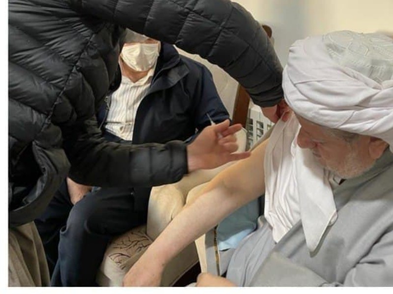 حاج ماموستا ملا قادر قادری امام جمعه پاوه دوز سوم واکسن کرونا را تزریق نمود