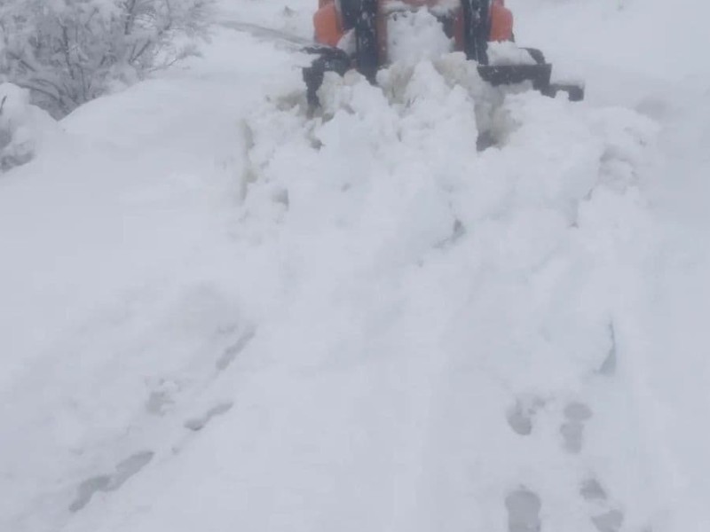 برف روبی راههای ارتباطی روستاهای هانی گرمله و دزآور در حال انجام است