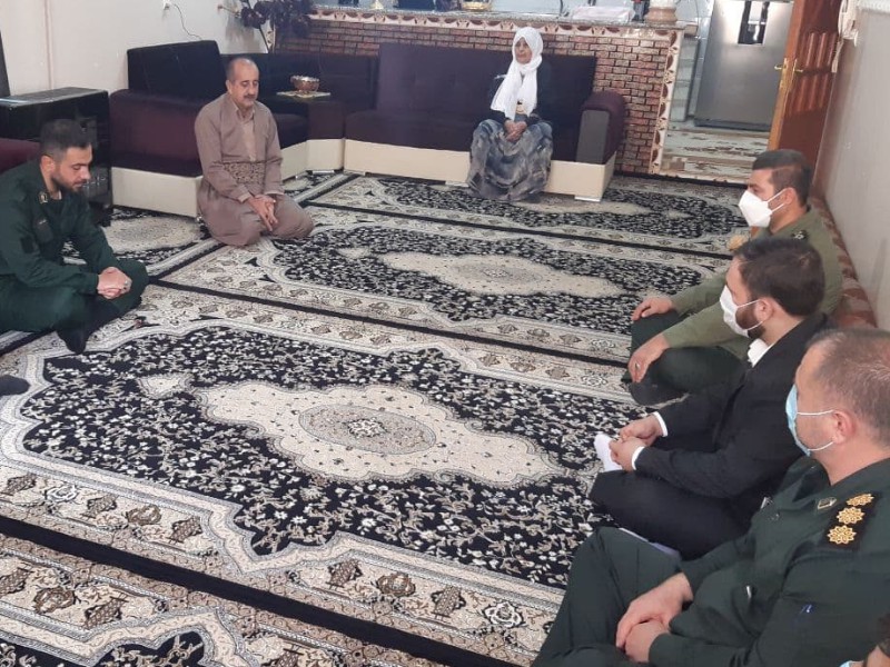 دیدار با خانواده شهدا در پاوه دیدار با خانواده شهدا در پاوه