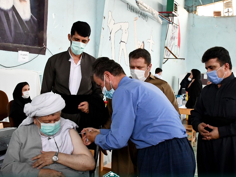 امام جمعه پاوه نوبت اول واکسن ایرانی کرونا را دریافت کردند/ماموستا قادری: با استعانت از خداوند ، امروز واکسنِ برکت را تزریق می‌کنم؛