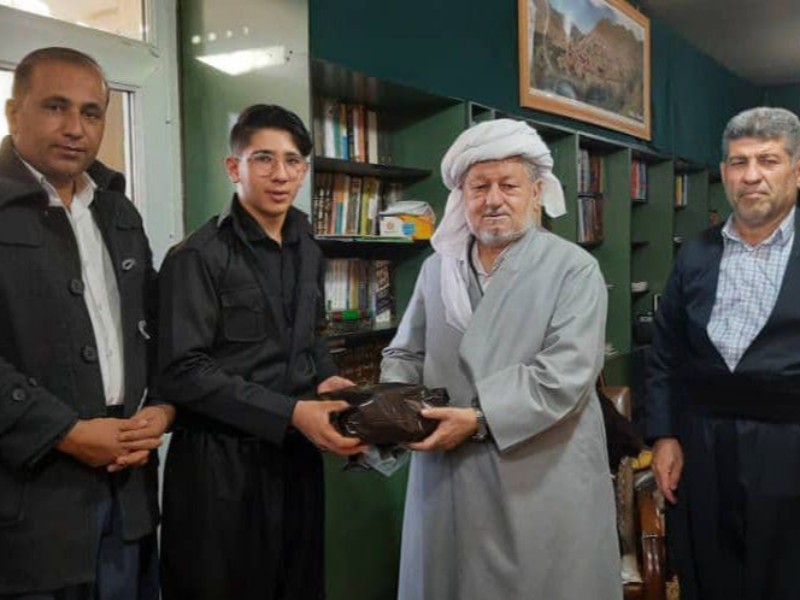 تقدیر حاج‌ماموستا ملا قادر قادری امام‌جمعه پاوه از آرشام رمضانی دارنده مدال طلای آسیای تنیس روی میز