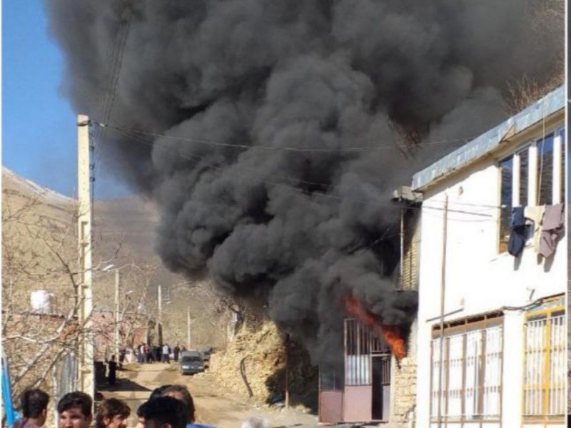 آتش سوزی در روستای مرزی دزآور پاوه یک مصدوم برجای گذاشت آتش سوزی در روستای مرزی دزآور پاوه یک مصدوم برجای گذاشت