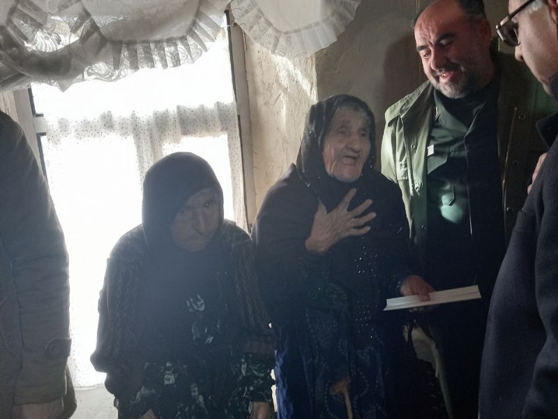 تجلیل از خانواده شهید عبدالمحمد خسروی در باینگان تجلیل از خانواده شهید عبدالمحمد خسروی در باینگان