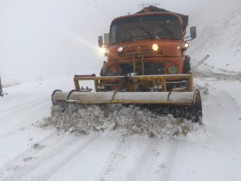 بارش 30 سانتیمتری برف در سه راهی شهدای پاوه