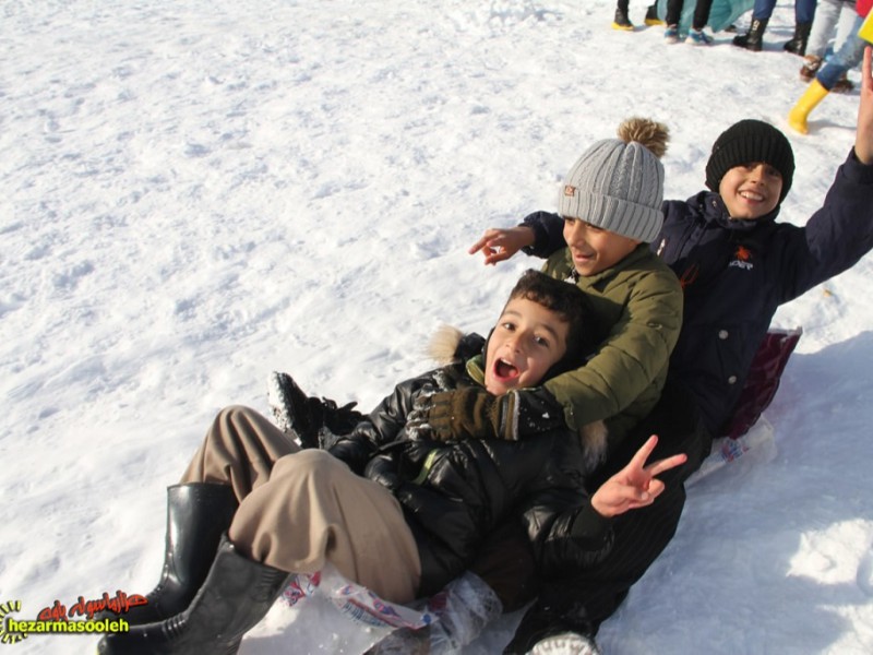 خوشحالی و برف بازی مردم پاوه را ببینید/برف بازی بزرگ و کوچک نمی شناسد خوشحالی و برف بازی مردم پاوه را ببینید/برف بازی بزرگ و کوچک نمی شناسد