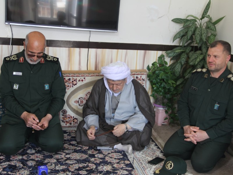 گزارش تصویری از دیدار و گفتگوی  سردار عظیمی با 5 خانواده شهید در پاوه