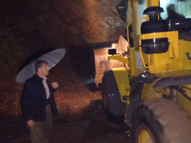 رفع آب گرفتگی چند منزل مسکونی در زمین شهری توسط نیروهای خدمات شهرداری پاوه