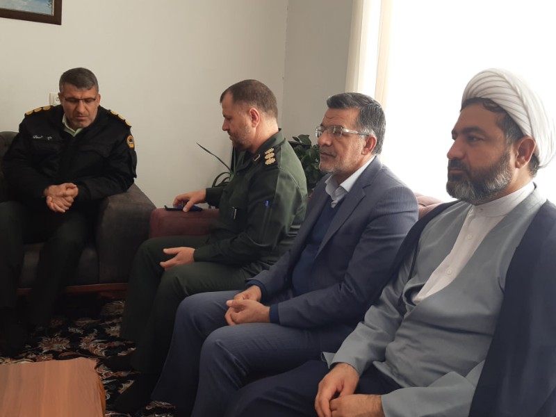 جمعی از مسئولین شهرستان پاوه با خانواده شهدا دیدار کردند