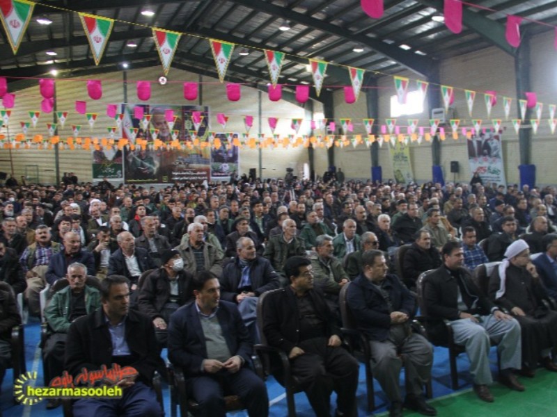 جشن مردمی انقلاب با حضور اقشار مختلف مردم در پاوه برگزار شد
