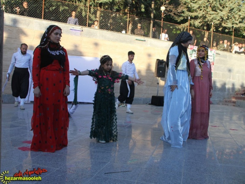 گزارش تصویری از برگزاری تئاترخیابانی "جایی برای گل سرخ" در پاوه