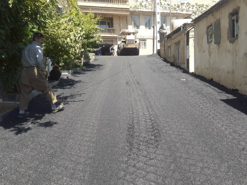 عملیات اجرایی زیرسازی و آسفالت معابر خاکی مناطق الحاقی پاوه