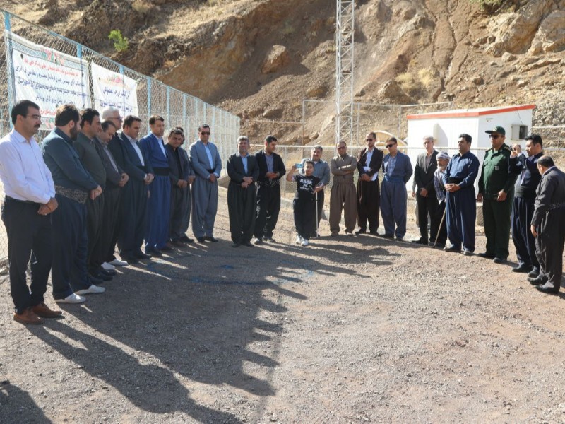 کلنگ زنی از یک طرح ورزشی در روستای نروی بخش نوسود پاوه