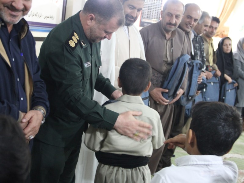 توزیع بیش از 100 بسته لوازم التحریر در بین دانش آموزان پاوه+عکس