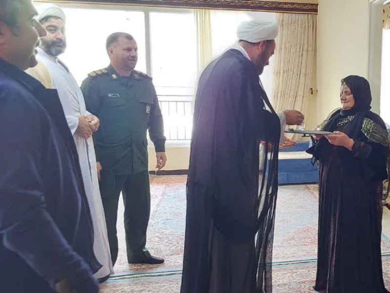 دیدار با خانواده شهدا، ادای دین به مقام والای شهداست دیدار با خانواده شهدا، ادای دین به مقام والای شهداست