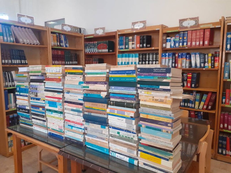 اهدا کتاب به کتابخانه توسط یکی از نیک اندیشان  پاوه ای ساکن کرمانشاه