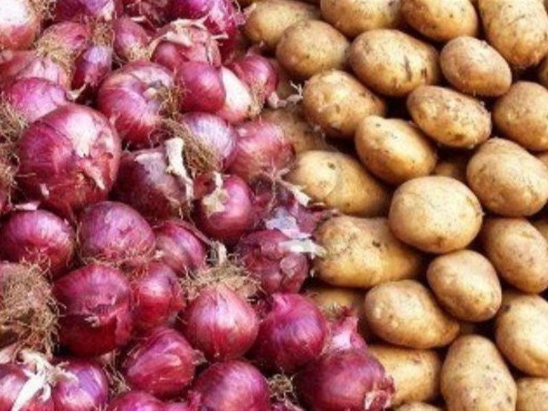 کشف حدود ۲۰۰۰ تن سیب زمینی و پیاز احتکاری در روانسر کشف حدود ۲۰۰۰ تن سیب زمینی و پیاز احتکاری در روانسر