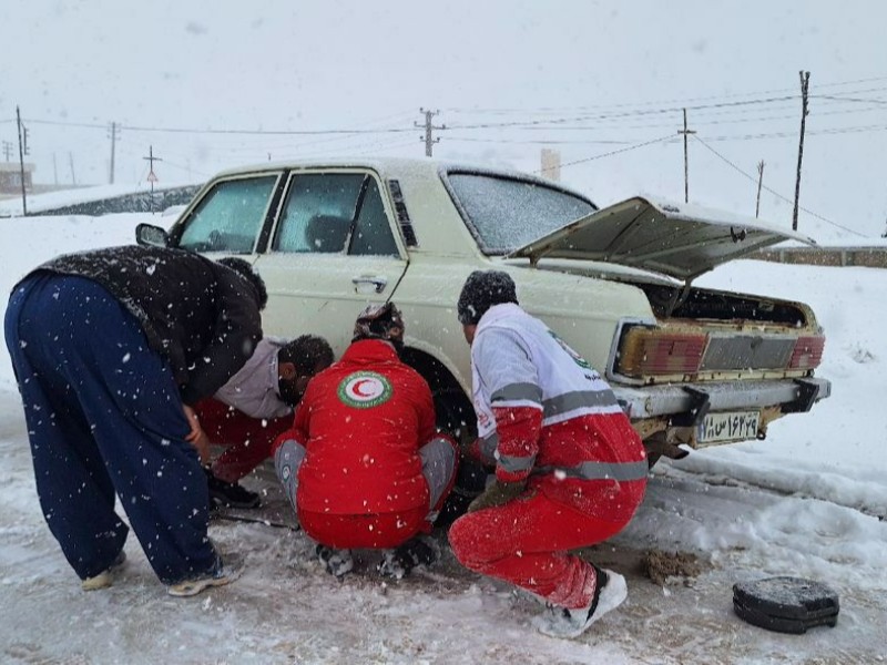 امدادرسانی هلال احمر پاوه به خودروهای گرفتار در برف