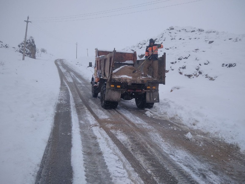 بارش ۶۰ سانتیمتری برف در سه راهی ملندو