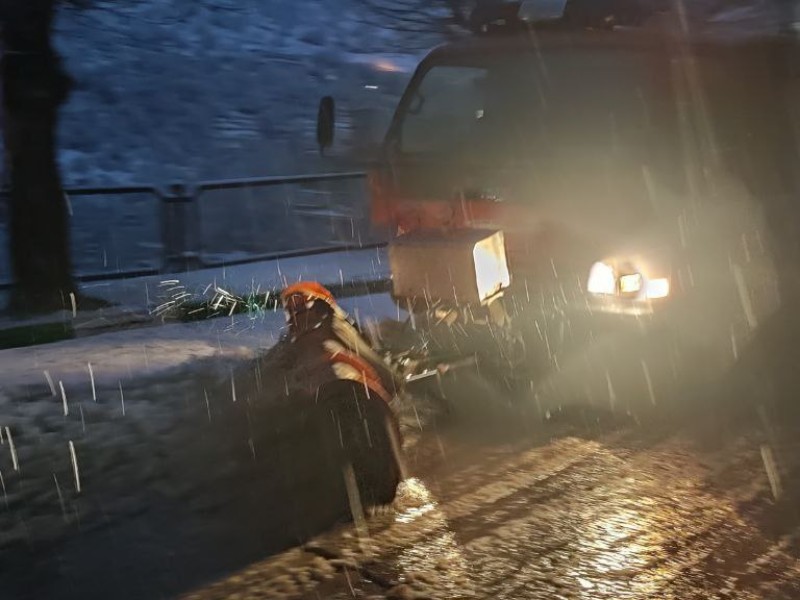 اجرای عملیات برف روبی در معابر شهر نودشه