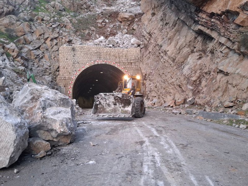 ریزش کوه در محور پاوه به نودشه/مسیر پس از ۲ ساعت بازگشایی شد