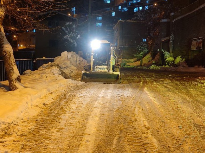 شهروندان جوان نودشه با خودروهای کمک دار خود به یاری شهرداری آمدند