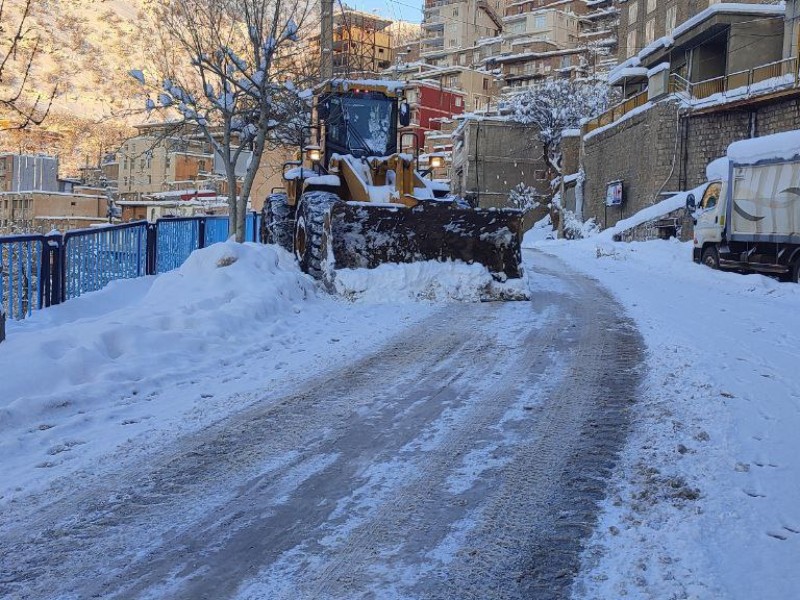 نمک پاشی کلیه معابر شهر نودشه توسط کارگران خدوم شهرداری