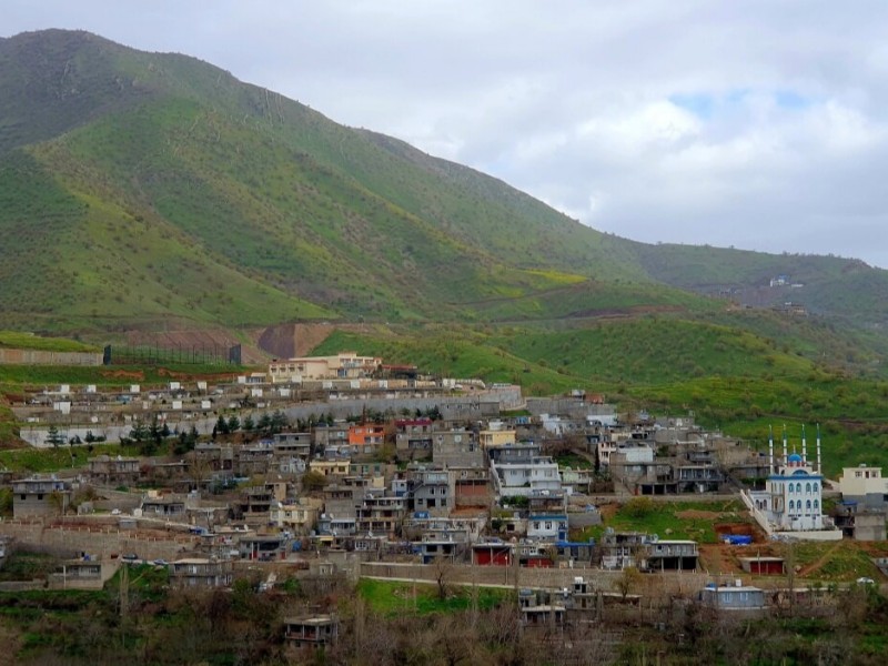 این نهر نیم متری آب مرز مشترک ایران و عراق است