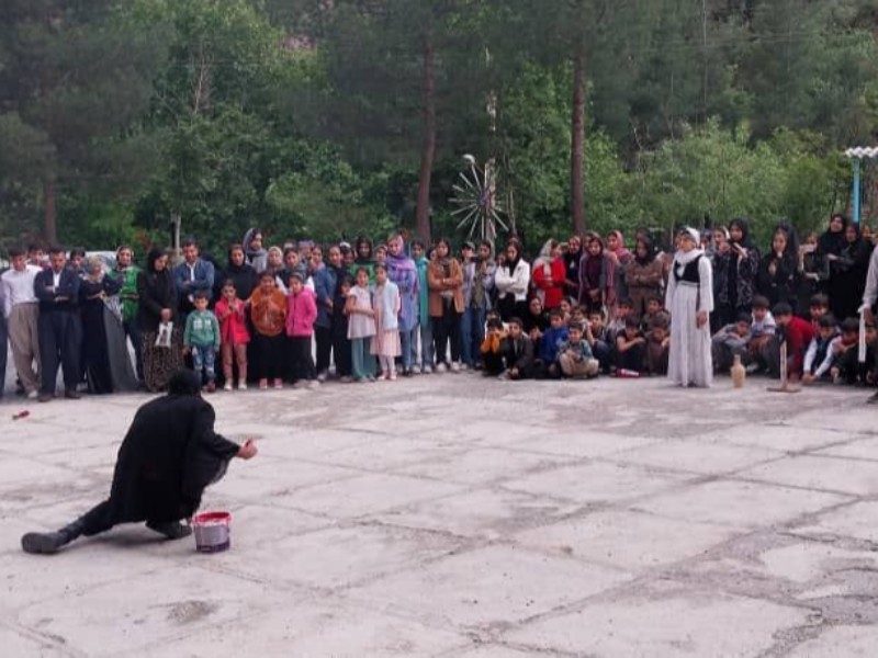 تئاتر جایی برای گل سرخ در باینگان اجرا شد