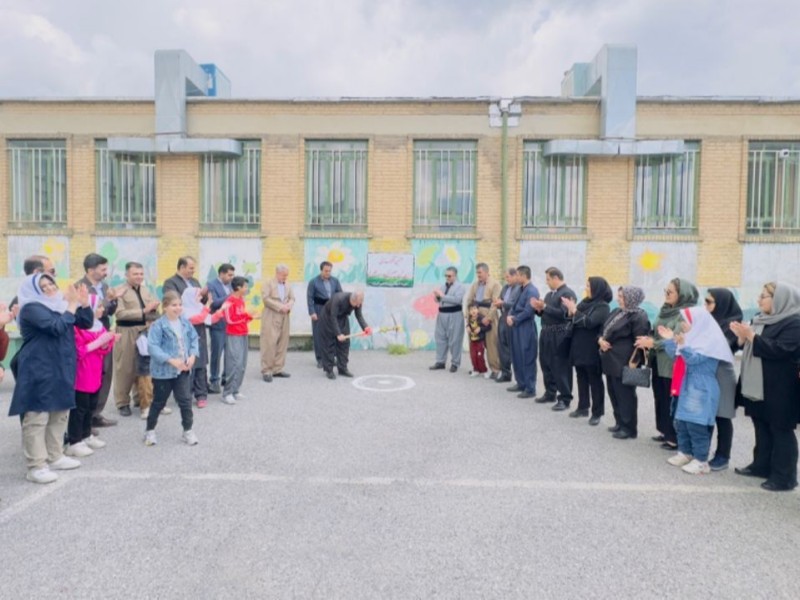 آئین کلنگ زنی زمین چمن مصنوعی مدرسه ی طلوع پاوه برگزار شد