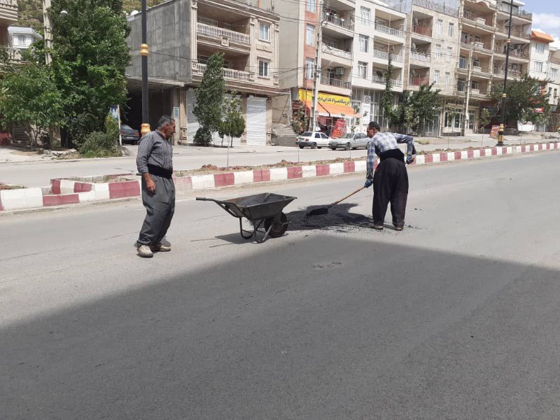 مرمت و لکه‌گیری آسفالت معابر سطح شهر در حال اجرا است